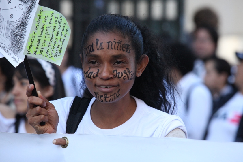 Foto de mujer marchando